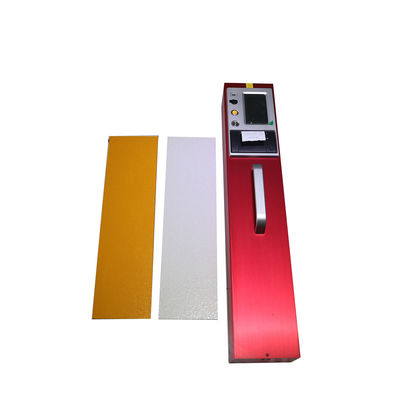 Uma calibração Retroreflectometer vermelho da chave para marcações de estrada